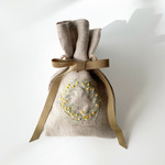 リネンのサシェ　ミモザの手刺繍　イタリアの修道院のポプリ