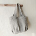 グレーニット生地のタックと楕円底のバッグ　トートバッグ