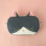 猫のお顔太巻きポーチ 濃灰ハチワレ猫さん