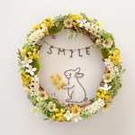 ミモザを摘むうさぎのSMILEリース