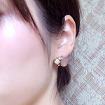 ピンクベージュのビジューが光るピアス