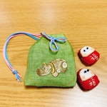 日本刺繍/赤べこ刺繍お守り袋x小さい福だるまさん