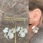 パールフラワーのシルバーフープピアス