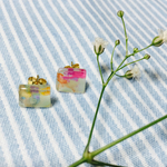 色彩のスクエアピアス