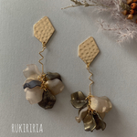 RUKIRIRIA #659 ゴールド×ホワイト×ブラック花びらピアス ピアス  大ぶりピアス 大ぶりイヤリング 