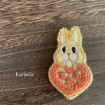 ひょっこりうさぎ刺繍ブローチ(ハート×イエロー)