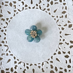 ﾏｽｸﾁｬｰﾑ：刺繍フラワー　半透明ミストブルー　マスクピアス　MSCF_001MB