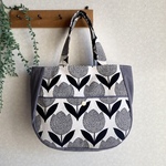 大きなチューリップ。春待つラウンドトートバッグ。ホワイト