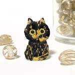 おすわりしたサビ猫刺繍ブローチorピンバッジ ハンドメイド kagisippo7  新作