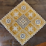 ハーダンガー刺繍のドイリー(マスタード)