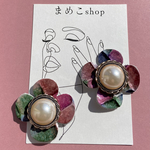 ぽってりパール×レトロなエナメルレザーフラワー(イヤリング、ピアス)
