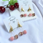 揺れる ハートのさくらんぼ🍒 /ニュアンス ピンク くすみ リーフ チェコビーズ ベル フラワー 花 アリッサム レジン★ピアス/イヤリング　no.924