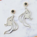 ロングヘアーの横顔美女ピアス