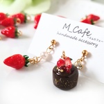 ＊耳飾り＊一粒いちご🍓とベリーのショコラケーキ  ピアス/イヤリング＊ミニチュア＊