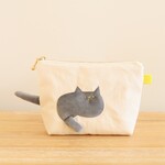 ポーチを通り抜けていく猫のポーチ （ぽっちゃりグレー猫　生成り 小物入れ )