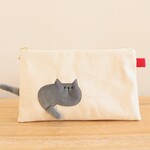 ポーチを通り抜けていく猫のフラットポーチ （ぽっちゃりグレー猫 生成り マスクケース )