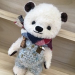 ハンドメイド　ニットロンパースのヨチヨチ歩きのベビークマテディベア風クマ🐻ぬいぐるみ