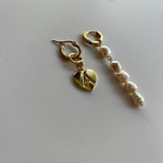 淡水パール　イニシャルピアス / イヤリング　＊ 淡水パールピアス　パール　アシンメトリー　フープ　カラフル