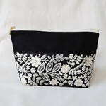 インド刺繍リボンポーチ✤黒地ホワイト花刺繍