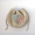 ピンクのピアノ刺繍のリネン巾着　内布水色ギンガムチェック