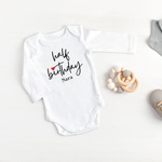 名入れ　ハーフバースデー　ベビー服　ロンパース　Personalized Half Birthday Baby Onesie Rompers ６ヶ月　お祝い