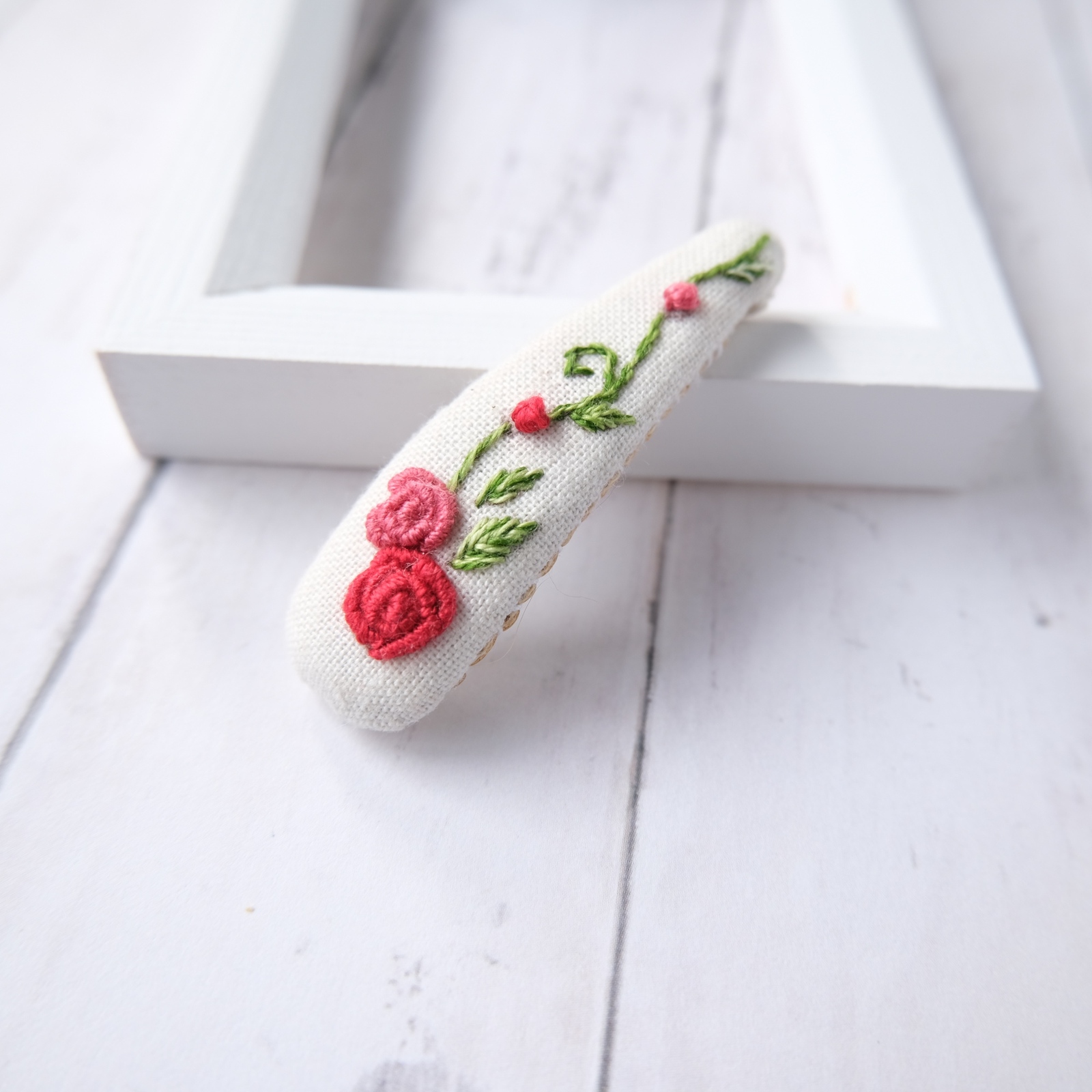 薔薇手刺繍のパッチンピン(Sサイズ) - Young Forest by ししゅばやし