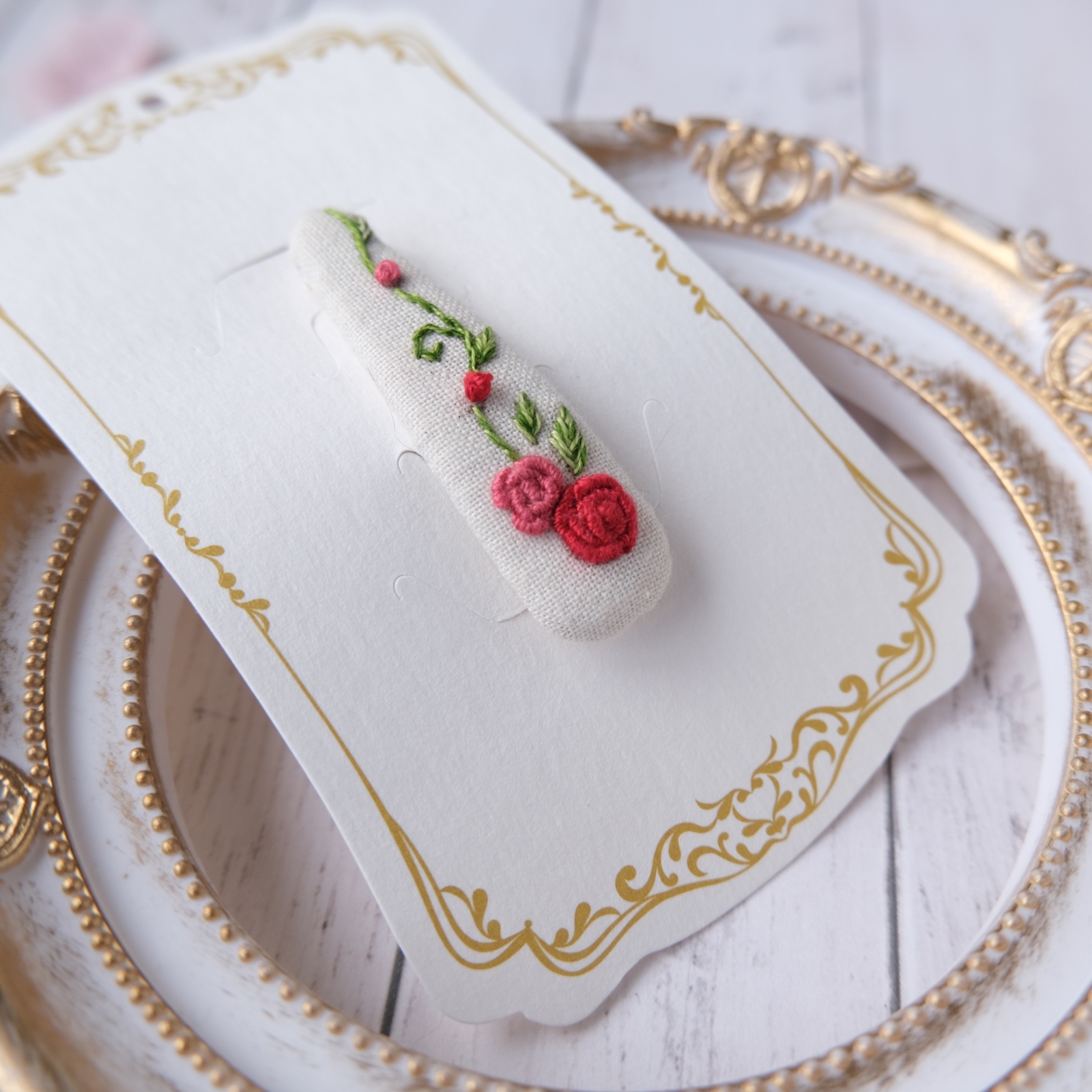薔薇手刺繍のパッチンピン(Sサイズ) - Young Forest by ししゅばやし