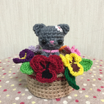 お花カゴに入った子猫ちゃん