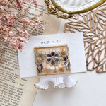 インド刺繍　刺繍リボン　くすみパープル　ゴールド　ホワイト　フリル　ポニーフック　＊　紫　パープル　マジェステ　ヘアカフス　結婚式　プレゼント　ギフト　お呼ばれ　お洒落　大人可愛い　ヘアフック　髪飾り