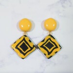 イエロー×ブラックのレトロな個性的ピアス