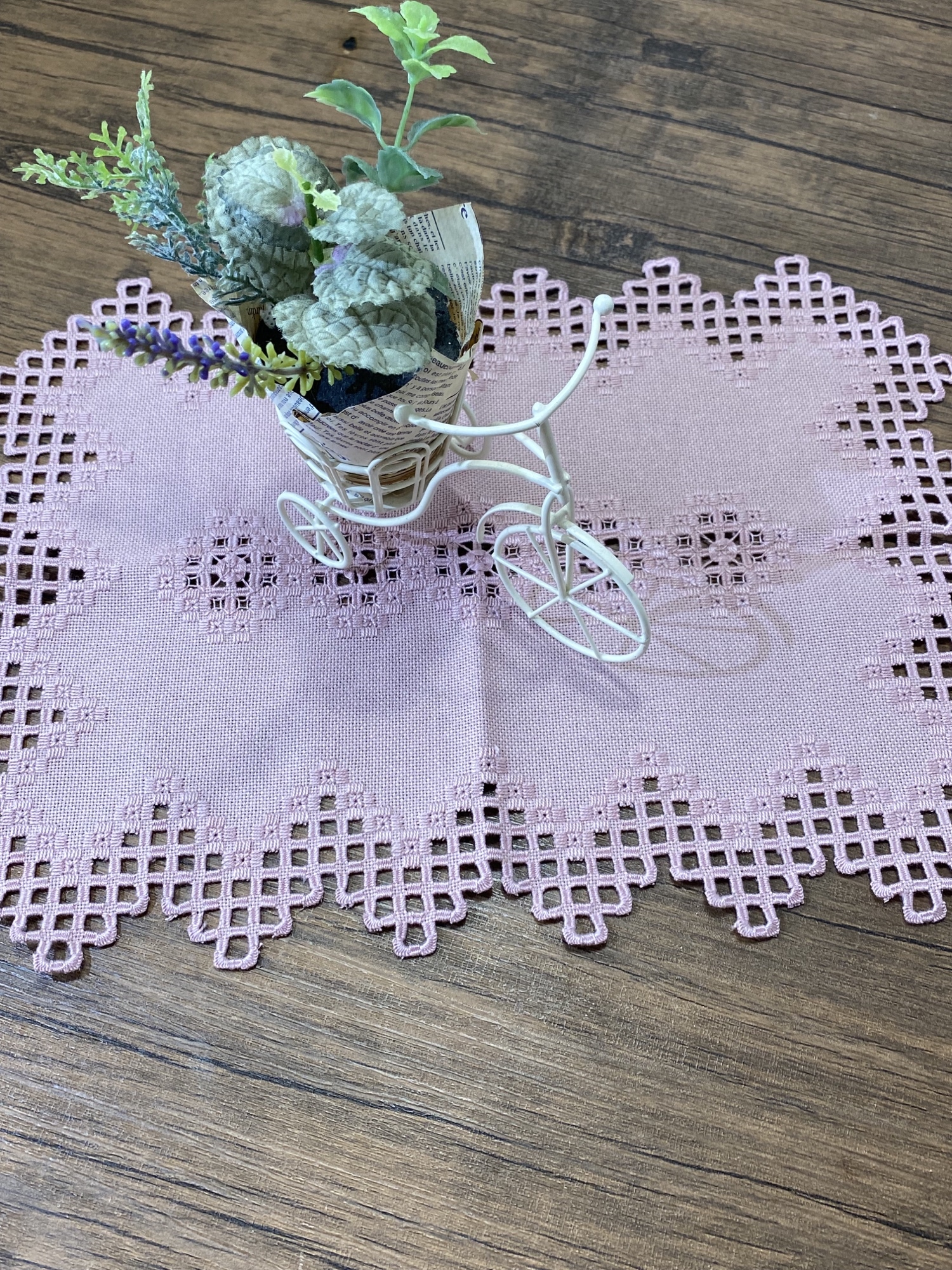 ハーダンガー刺繍のテーブルクロス - atelier-el-cielo | minne byGMO