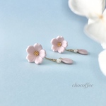 揺れる桜ピアス