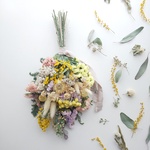 ヘリクリサムとミモザのスワッグ 𖦞