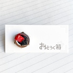 ピンバッジ。赤いコンデンサとナットと