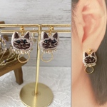 シュールなシャム猫風キャットの、まんまるフープ猫刺繍ピアス［イヤリング、マスクチャームに変更可能］