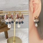 シュールな茶トラ猫の、ゆらゆら猫刺繍ピアス［イヤリング、マスクチャームに変更可能］