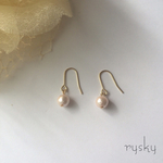小さめコットンパールの揺れる一粒ピアス ピンク