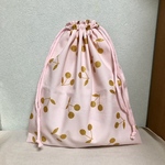大きめ　さくらんぼ柄の巾着袋　お着替え袋　ピンク×ゴールド