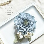 ジニアのコサージュ(グレイブルー)卒業式　入学式　結婚式　クリアケース付　アーティフィシャルフラワー
