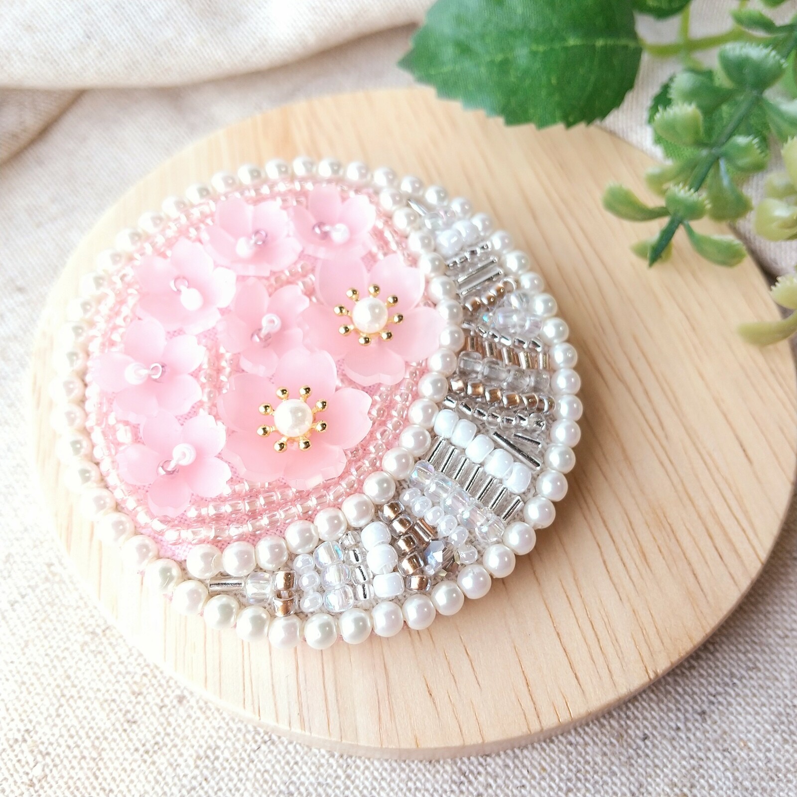 M.K.R.K⭐︎ 桜 ビーズ 刺繍 ブローチ ハンドメイドアクセサリー ビーズ刺繍ブローチ 桜<白ピンク> ブローチ Beeeads 通販