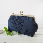 シックな黒の刺繍がま口ポーチバックwatage