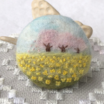 「桜と菜の花畑」刺繍ブローチ　羊毛フェルト　ハンドメイド
