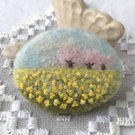 「桜と菜の花畑」刺繍ブローチ　羊毛フェルト　ハンドメイド