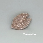 花びら　ブローチ　ビーズ刺繍