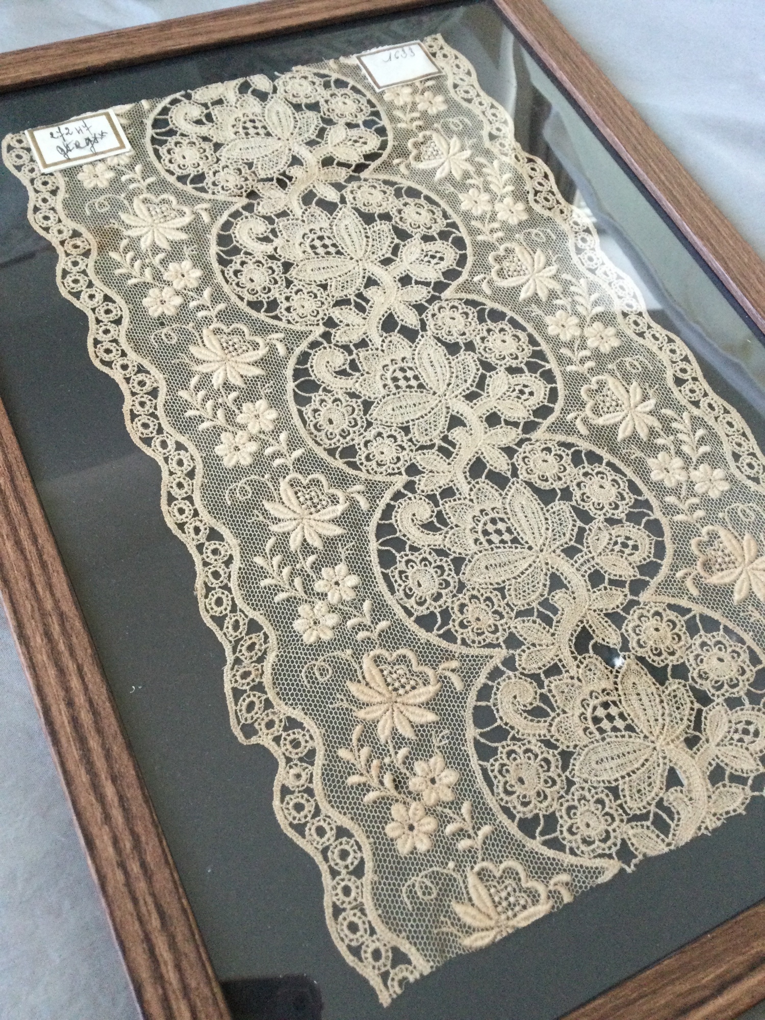 100年前のフランスのラベル付きアンティークレース 額装