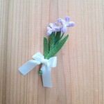 菖蒲つまみ細工とリボンのブローチ　　結婚式　パーティー　お誕生日　プレゼント　あやめ