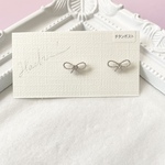 チタンポストピアス　リボンのピアス　シルバーカラー