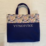 手刺繍のリバティレッスンバッグ ◆キューズフォーザズー(オレンジ&ブルー)×ネイビー