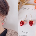 送料無料♡ゆらゆら キュートないちごイヤリング／ピアス