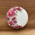 刺繍くるみボタン（ヘアゴム/ブローチ）